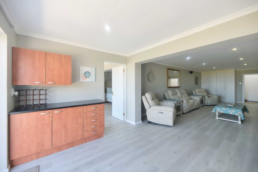 5 Bedroom Property for Sale in Kleinbaai Western Cape